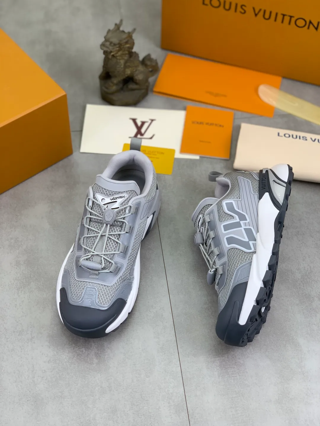 Men's Men's Shoes💰P740 New High Version LV Louis Vuitton L Jialu Brand Runner Tatic Series Thick Sole Casual Sports Shoes Running Shoes Original Purchase Development Production This LV Runner Tatic sports shoe combines technical materials such as mesh fabric and ribbons to interpret the inspiration of traditional mountaineering shoes. LV letters are written on one side, the lariat buckle of the quick lacing system is embellished with Monogram flowers and Louis Vuitton logos, and the light and wear-resistant rubber outsole completes the whole package. The delivery counter is beautifully packaged🛍📦 ▪️Fabrics: Original imported custom technical fabric + mesh ▪️Inner lining: Original customized breathable mesh ▪️Sole: Original open-molded anti-slip rubber combination material ▪️Sole thickness: 4CM ▪️Size: Men's 39-44 (38 45 (customized)